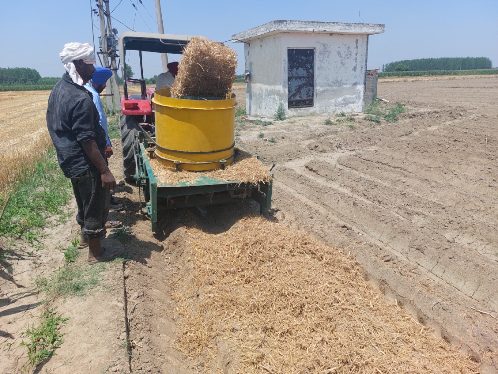 Method demonstration of paddy straw bale shredder and mulching machine